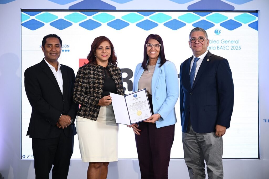 La imagen actual no tiene texto alternativo. El nombre del archivo es: Abdias-Ortiz-y-Horacio-Lomba-entrengan-certificacion-a-representantes-Laboratorio-Rowe.jpg