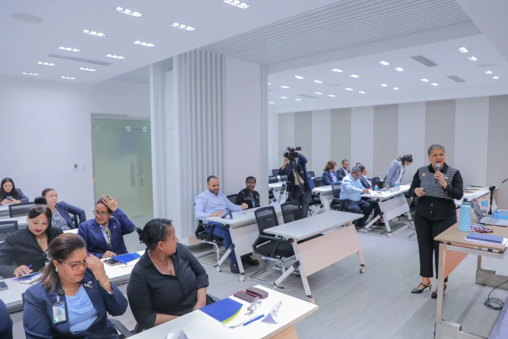 La imagen actual no tiene texto alternativo. El nombre del archivo es: Diputados-dominicanos-se-reunen-con-diputados-del-Parlacen-reciben-explicaciones-Integracion-Inmobiliaria.webp