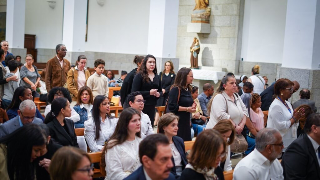 La imagen actual no tiene texto alternativo. El nombre del archivo es: Embajada-dominicana-en-Espana-celebra-misa-y-habilita-libro-condolencias-en-memoria-de-las-victimas-de-la-discoteca-Jet-Set.jpg