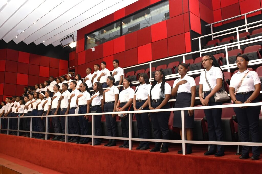 La imagen actual no tiene texto alternativo. El nombre del archivo es: Estudiantes-del-Colegio-Cesar-Nicolas-Penson-conocen-Senado-de-la-Republica.jpg