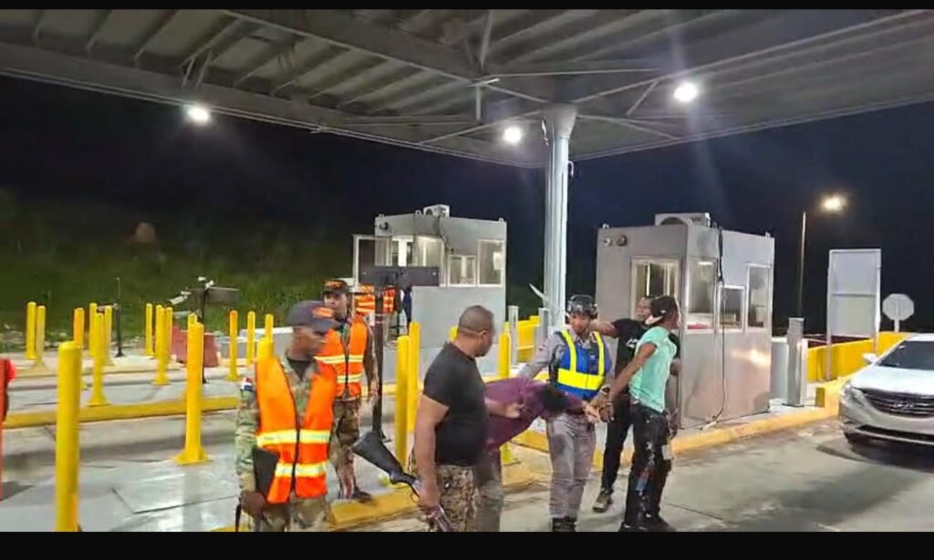 La imagen actual no tiene texto alternativo. El nombre del archivo es: COMIPOL-recupera-en-peaje-vehiculo-robado-en-Santo-Domingo.jpg