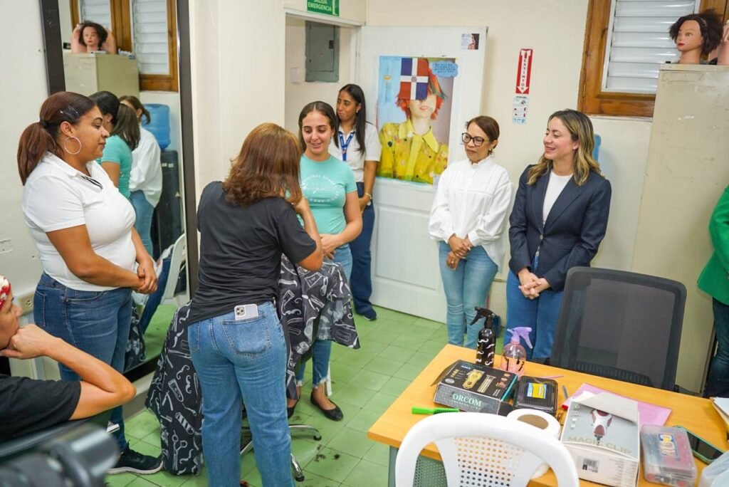 La imagen actual no tiene texto alternativo. El nombre del archivo es: Gloria-Reyes-durante-su-paso-por-una-clase-de-peluqueria-en-uno-de-los-CSCS-de-Santiago.jpg