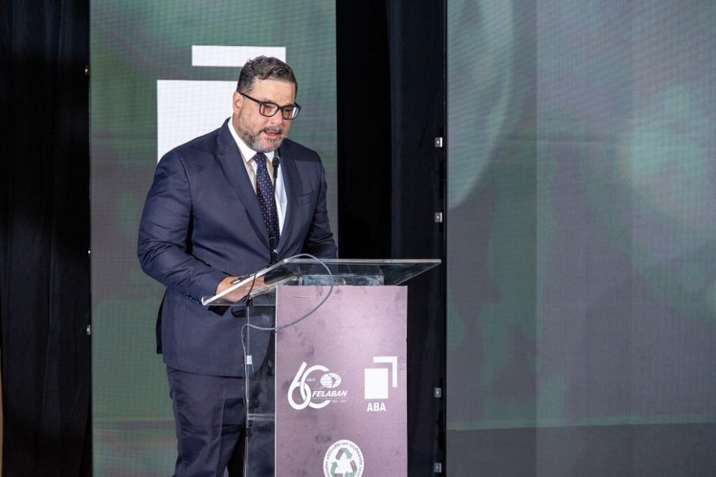 La imagen actual no tiene texto alternativo. El nombre del archivo es: Ministro-de-Medio-Ambiente-Paiino-Henriiquez-.jpeg