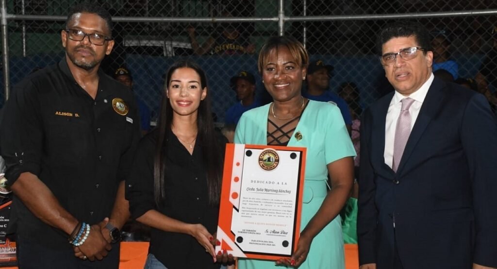 La imagen actual no tiene texto alternativo. El nombre del archivo es: Alison-Diaz-Ayleen-Decamps-y-Dio-Astacio-entregan-una-placa-de-reconocimiento-a-la-licenciada-Julia-Martinez-Sanchez.jpg