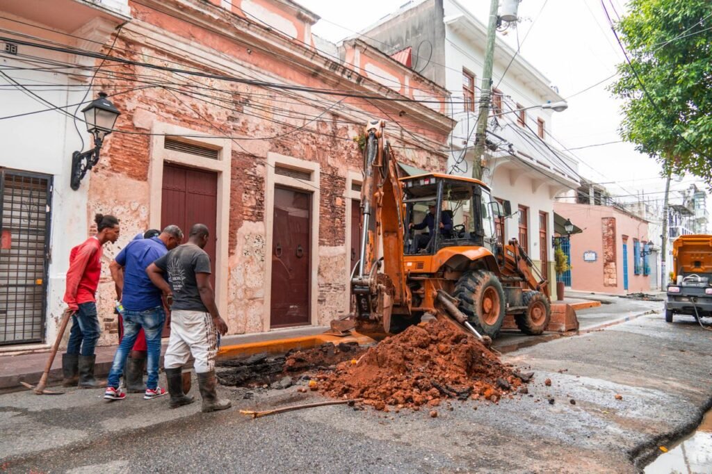 La imagen actual no tiene texto alternativo. El nombre del archivo es: Brigadas-de-la-CAASD-trabajando.jpeg