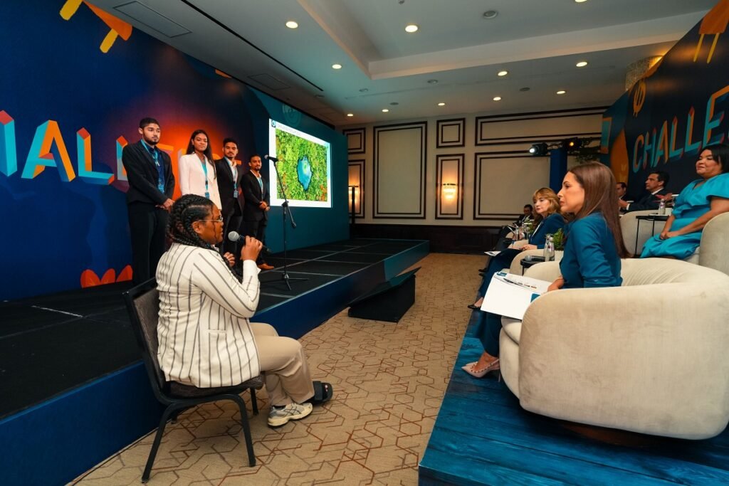 La imagen actual no tiene texto alternativo. El nombre del archivo es: Equipo-INTEC-gana-primer-lugar-del-Challenge-Popular.jpg