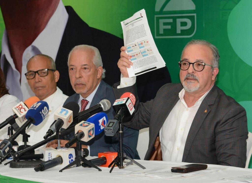 La imagen actual no tiene texto alternativo. El nombre del archivo es: FP-responde-a-Abinader-Hay-que-intervenir-Senasa-usted-recibio-un-sistema-estable-que-esta-quebrando.jpg