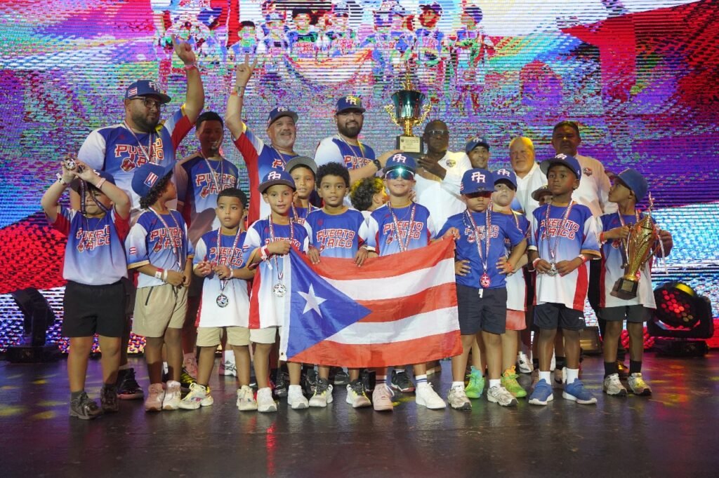 La imagen actual no tiene texto alternativo. El nombre del archivo es: Indian-de-Bayamon-de-Puerto-Rico-equipo-que-gano-la-U6-premiado-por-Jose-Dijols-presidente-del-comite-organizador-del-evento.jpg