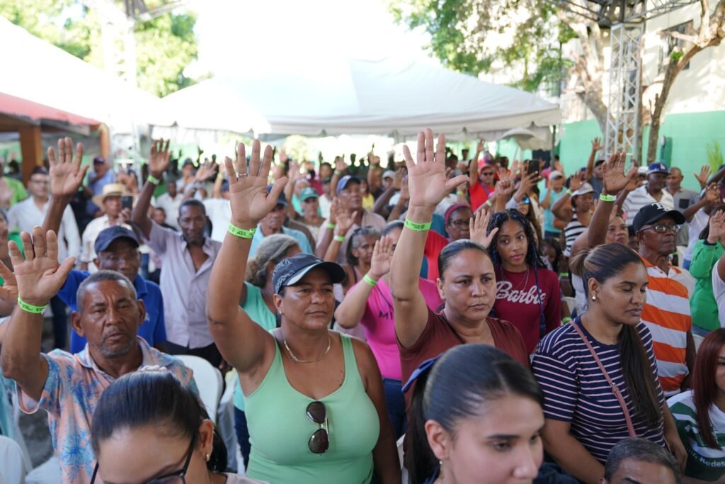 La imagen actual no tiene texto alternativo. El nombre del archivo es: Leonel-juramenta-en-la-Fuerza-del-Pueblo-a-un-regidor-un-vocal-varios-presidentes-de-intermedio-y-mas-dirigentes-del-PLD-scaled.jpeg