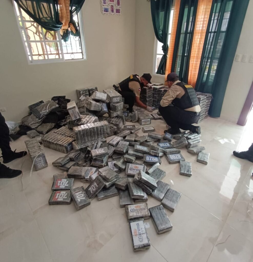 La imagen actual no tiene texto alternativo. El nombre del archivo es: Autoridades-incautan-cargamento-de-846-paquetes-de-presunta-cocaina-y-Marihuana-en-la-Altagracia.jpg