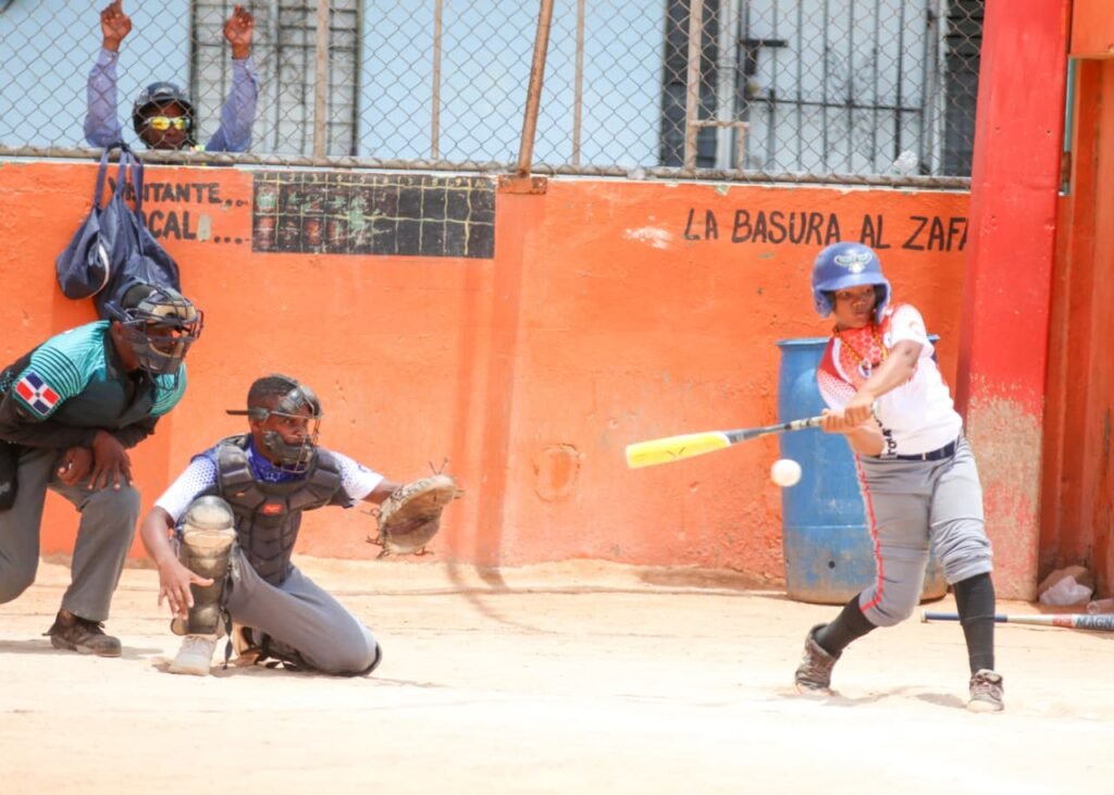 La imagen actual no tiene texto alternativo. El nombre del archivo es: Beisbol-Escolar-Accion-de-un-partido-correspondiente-al-Segundo-Torneo-Nacional-de-Beisbol-Escolar-INEFI-2025.jpeg