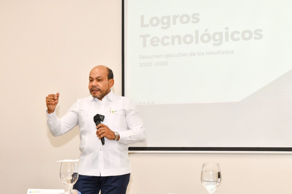 La imagen actual no tiene texto alternativo. El nombre del archivo es: El-Director-General-de-la-DGII-Luis-Valdez-Veras-se-dirige-a-los-presentes.jpg