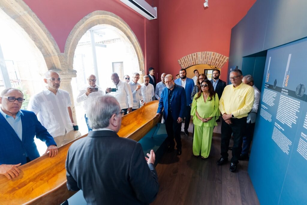 La imagen actual no tiene texto alternativo. El nombre del archivo es: El-grupo-de-lideres-de-opinion-y-comunicadores-recorrio-las-salas-de-exposicion-del-centro.-En-la-foto-reciben-explicaciones-del-arqueologo-e-historiador-Manuel-Garcia-Arevalo.jpg