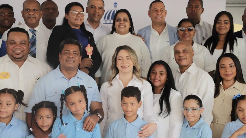 La imagen actual no tiene texto alternativo. El nombre del archivo es: Gloria-Reyes-encabeza-inicio-del-ano-escolar-en-escuela-Gabriela-Mistral-del-Distrito-15-01.jpg