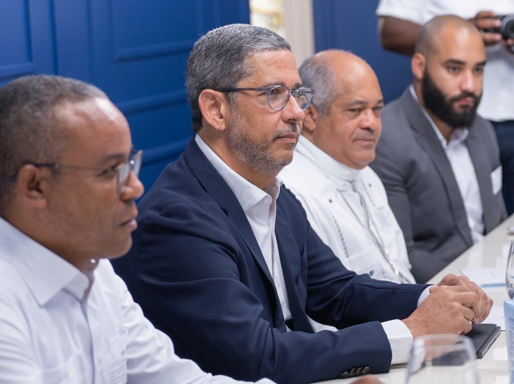 La imagen actual no tiene texto alternativo. El nombre del archivo es: Augusto-Ramirez-presidente-de-Casa-Brugal-durante-la-firma-del-acuerdo.jpg