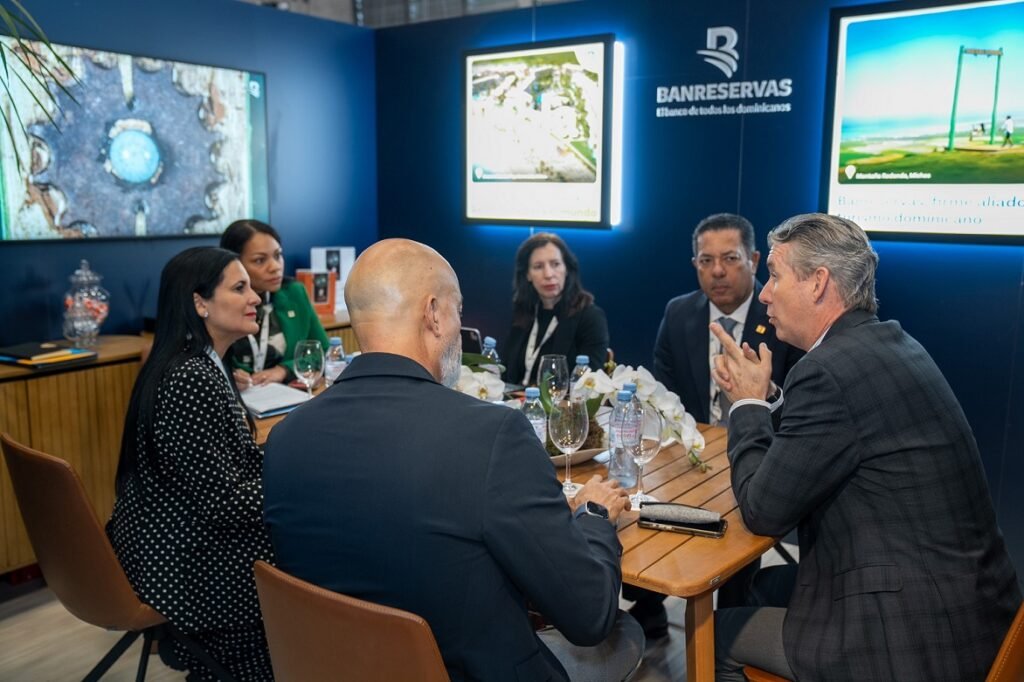 La imagen actual no tiene texto alternativo. El nombre del archivo es: Banreservas-reafirma-liderazgo-en-inversiones-turisticas-en-Miches-tras-negociaciones-en-Top-Resa.jpg