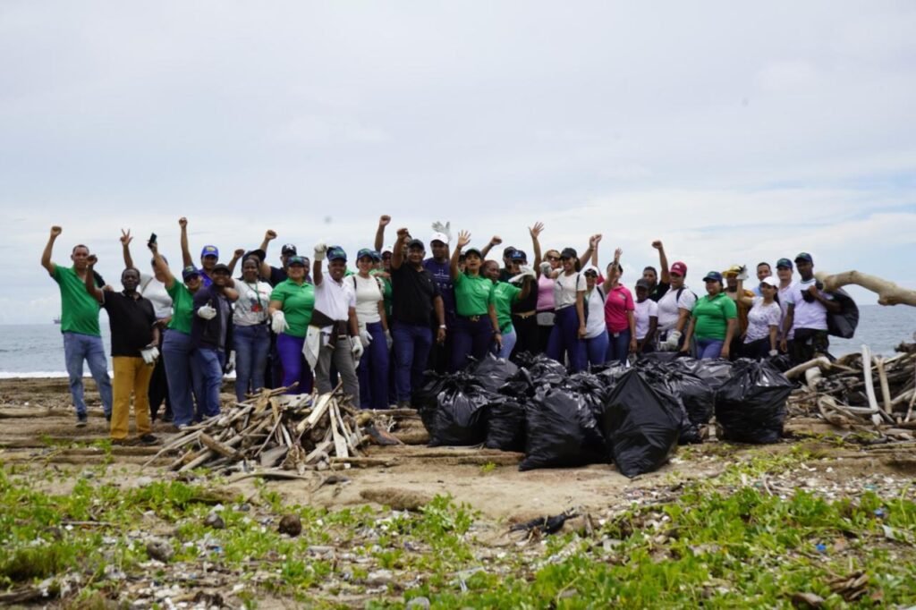 La imagen actual no tiene texto alternativo. El nombre del archivo es: Colaboradores-de-OMSA-recolectan-mas-de-800-libras-de-basura-durante-jornada-limpieza-playa.jpeg