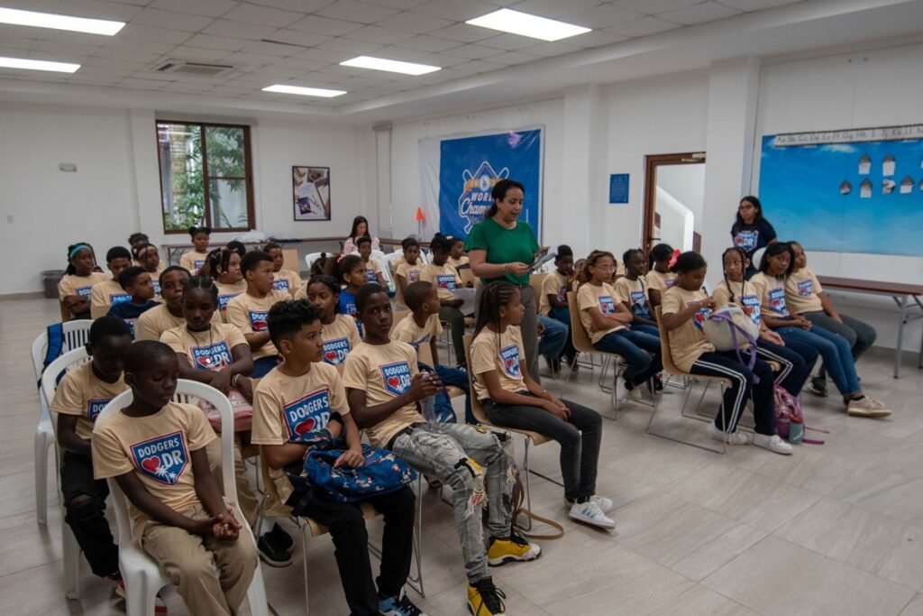 La imagen actual no tiene texto alternativo. El nombre del archivo es: Los-Dodgers-y-DREAM-Project-celebran-con-exito-una-Feria-del-Libro-Campamento-de-Verano-inolvidables-en-Guerra.jpg