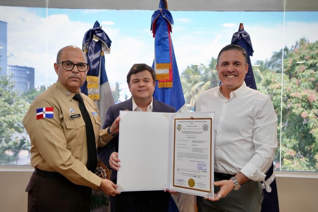 La imagen actual no tiene texto alternativo. El nombre del archivo es: APORDOM-y-CESEP-entregan-certificacion-PBIP-a-terminal-turistica-y-de-cruceros-Samana-Bayport.jpg