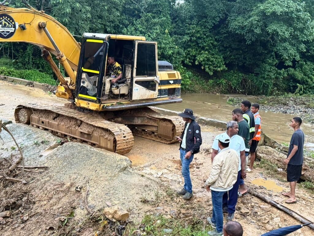 La imagen actual no tiene texto alternativo. El nombre del archivo es: Autoridades-municipales-PLD-asisten-poblacion-afectada-por-Melissa.jpg