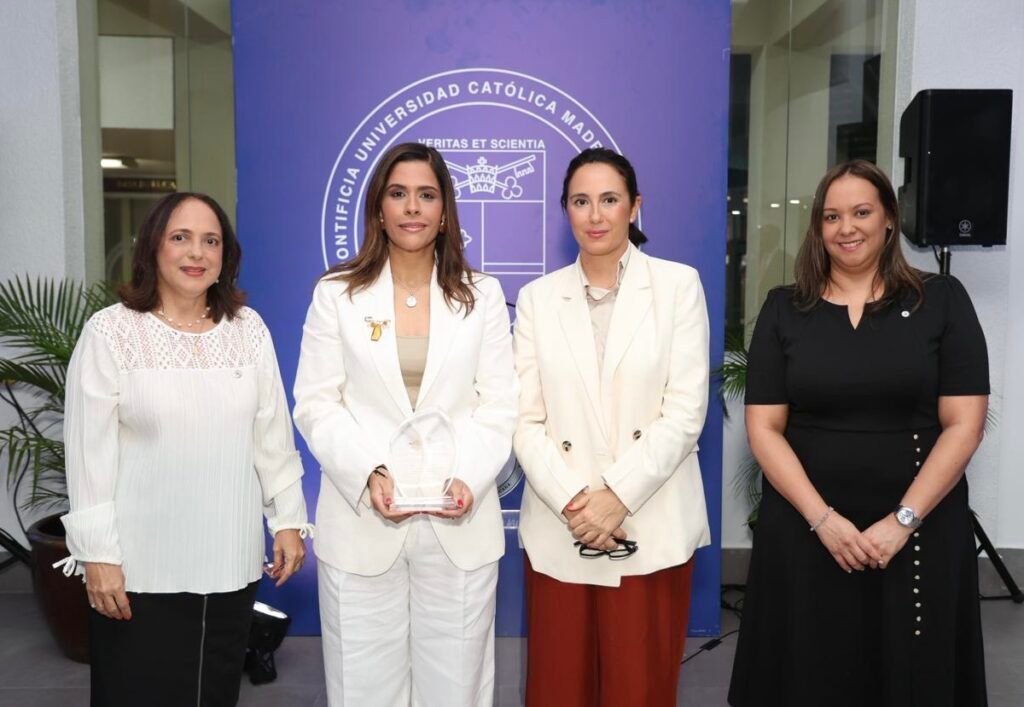 La imagen actual no tiene texto alternativo. El nombre del archivo es: Claudine-Collado-Madelyn-Martinez-Adelaida-Mancha-Candida-Munoz.jpg