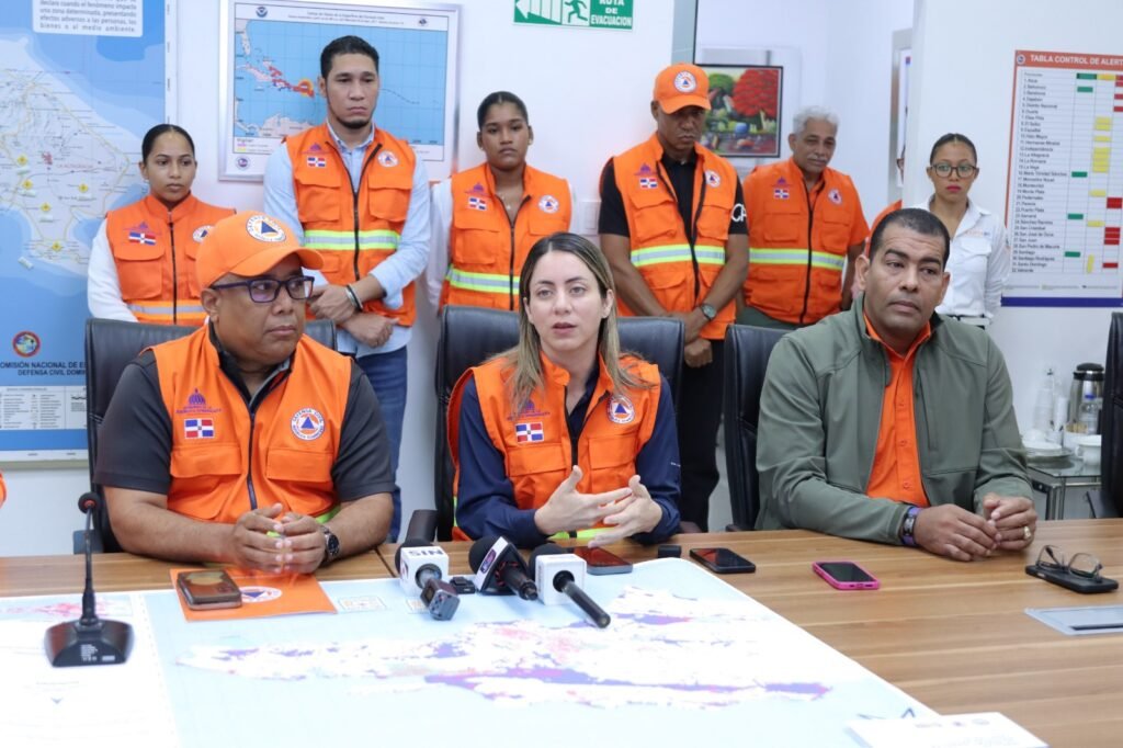 La imagen actual no tiene texto alternativo. El nombre del archivo es: Gloria-Reyes-junto-al-coronel-Ruben-Frontal-Carran-director-de-la-plataforma-SINI-y-Bernardo-Rodriguez-subdirector-de-la-Defensa-Civil.jpeg