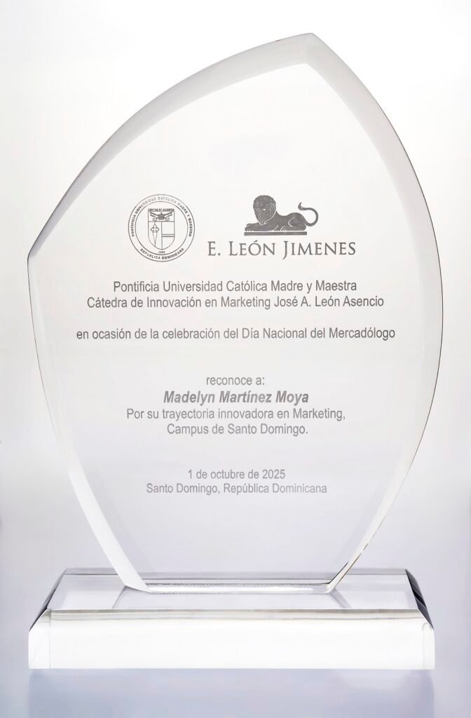 La imagen actual no tiene texto alternativo. El nombre del archivo es: PUCMM-y-Grupo-Leon-Jimenez-otorgan-a-Madelyn-Martinez-Moya-el-primer-reconocimiento-Don-Jose-A.-Leon-Asensio.jpg