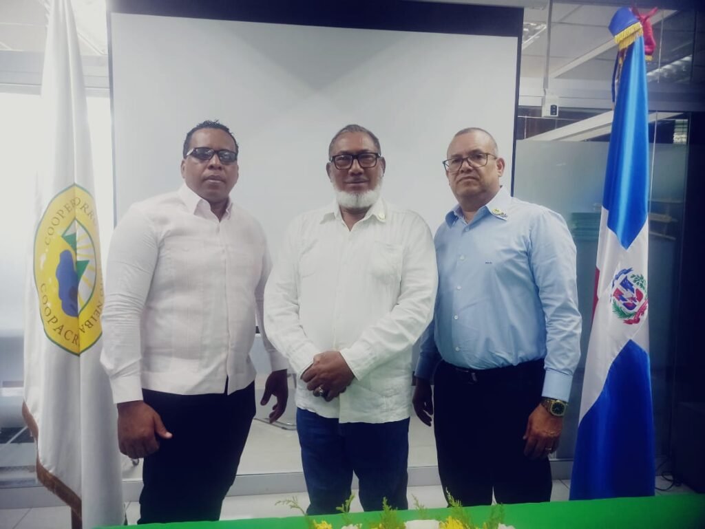 La imagen actual no tiene texto alternativo. El nombre del archivo es: Coopacrene-posesiona-a-su-nuevo-gerente-general-Cecilio-Enrique-Del-Valle-Perez.jpg