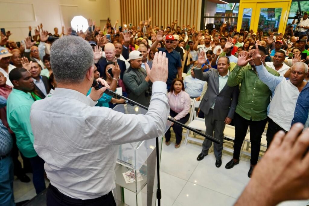 La imagen actual no tiene texto alternativo. El nombre del archivo es: Expresidente-del-PRM-en-Padre-Las-Casas-Ramon-Santana-y-lideres-Azua-son-juramentados-por-Leonel-en-la-FP.jpeg