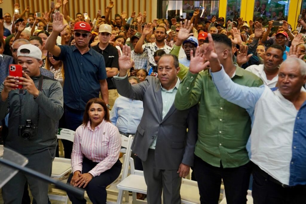 La imagen actual no tiene texto alternativo. El nombre del archivo es: Expresidente-del-PRM-en-Padre-Las-Casas-Ramon-Santana-y-lideres-de-Azua-son-juramentados-por-Leonel-la-FP.jpeg