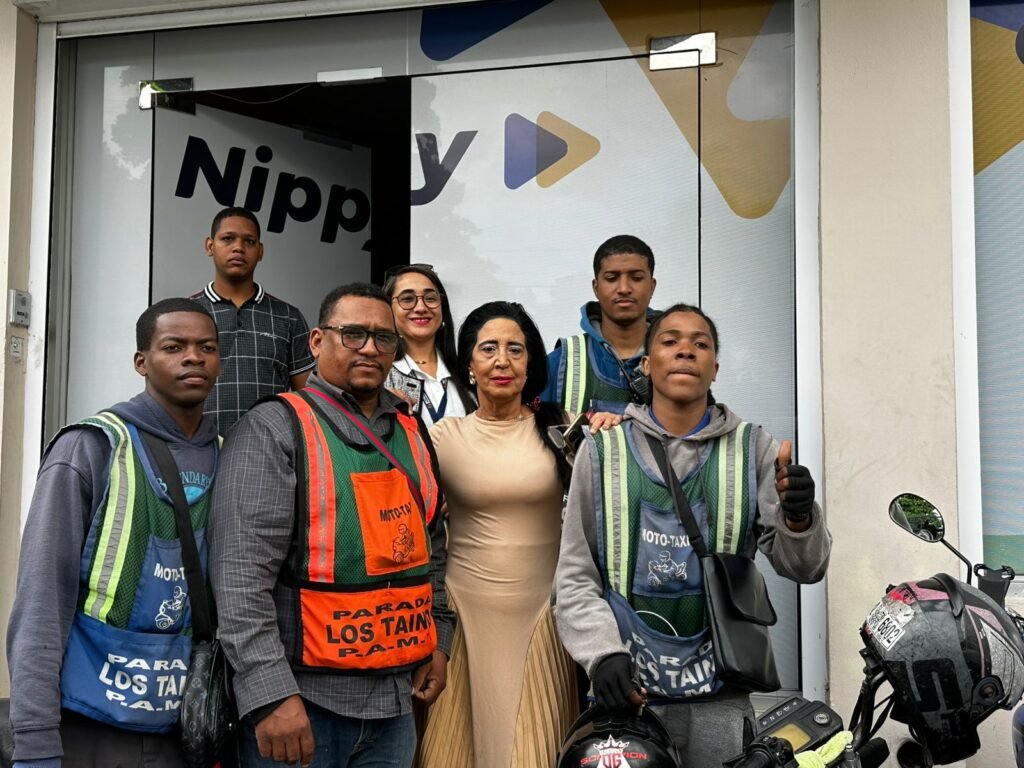 La imagen actual no tiene texto alternativo. El nombre del archivo es: Margarita-Rodriguez-junto-a-motoconchistas.jpeg