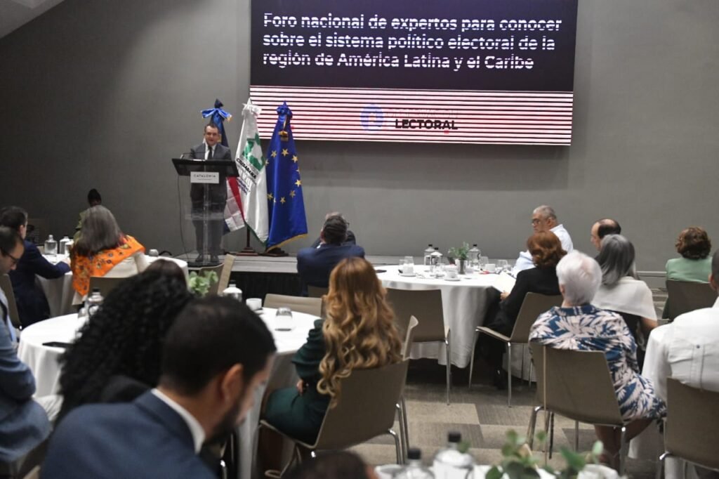 La imagen actual no tiene texto alternativo. El nombre del archivo es: Presidente-JCE-cita-desafios-del-sistema-politico-electoral-de-la-region-y-los-pilares-para-enfrentarlos.jpeg