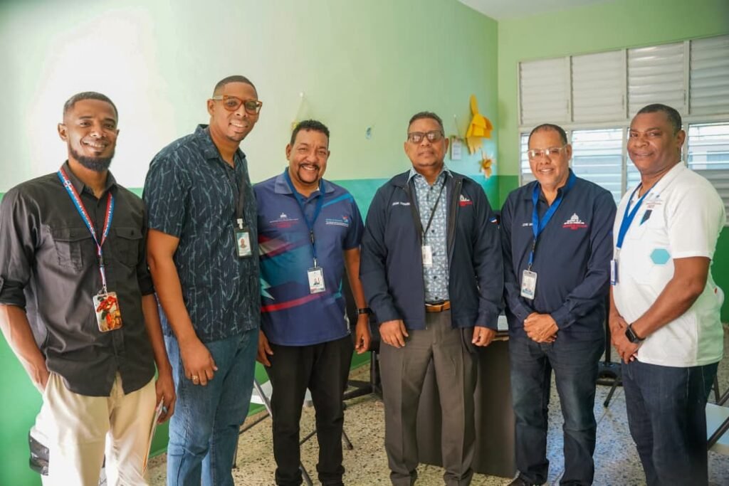 La imagen actual no tiene texto alternativo. El nombre del archivo es: Varios-de-los-participantes-en-la-jornada-de-Acompanamiento-Docente-Focalizado-en-40-distritos-educativos-2.jpeg