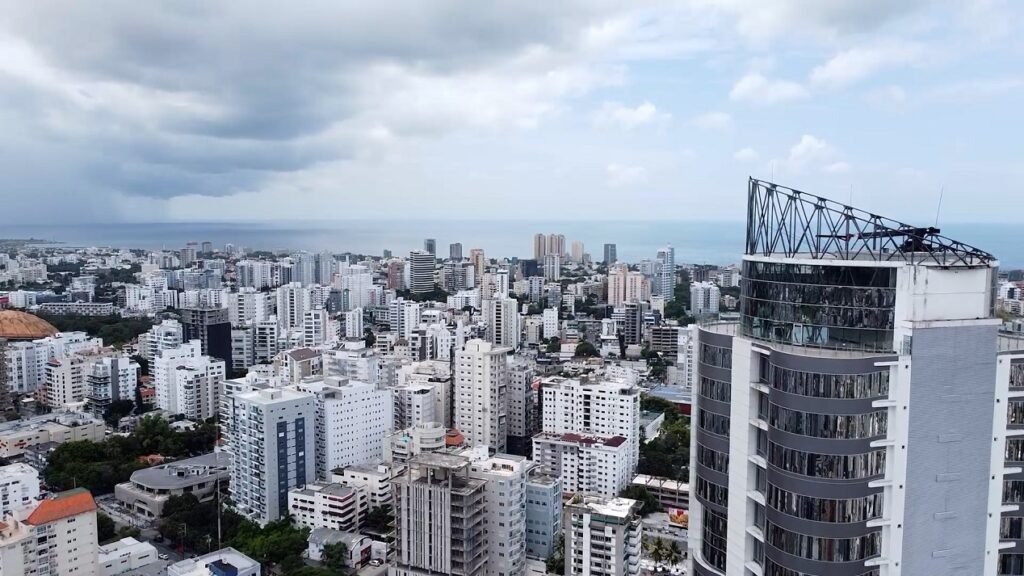 La imagen actual no tiene texto alternativo. El nombre del archivo es: Vista-aeerea-del-Distrito-Nacional.jpg