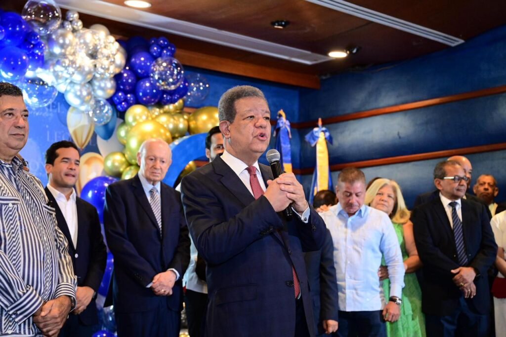 La imagen actual no tiene texto alternativo. El nombre del archivo es: Leonel-recibe-salutaciones-por-su-cumpleanos-tras-un-2025-horrible-confia-en-un-2026-progreso-para-el-pais.jpg