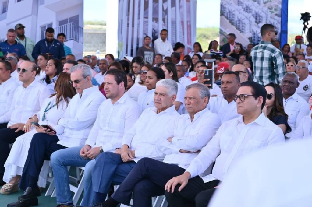 La imagen actual no tiene texto alternativo. El nombre del archivo es: Parte-del-publico-asistente-a-la-entrega-de-apartamentos-a-familias-beneficiadas-en-el-proyecto-Hayo-del-Yaque-en-Santiago.jpg