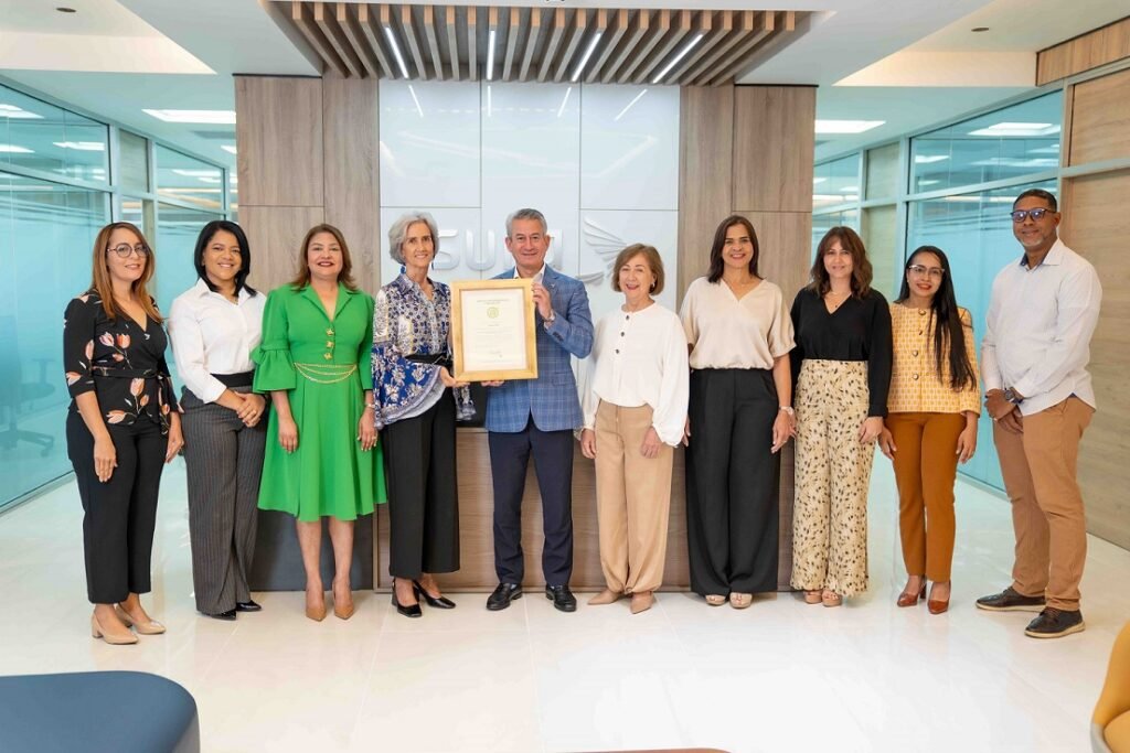 La imagen actual no tiene texto alternativo. El nombre del archivo es: Seguros-SURA-recibe-por-tercer-ano-consecutivo-la-Certificacion-Oro-en-Gestion-Ambiental-un-compromiso-integral-con-el-desarrollo-sostenible-y-la-reputacion-empresarial-en-RD.jpg