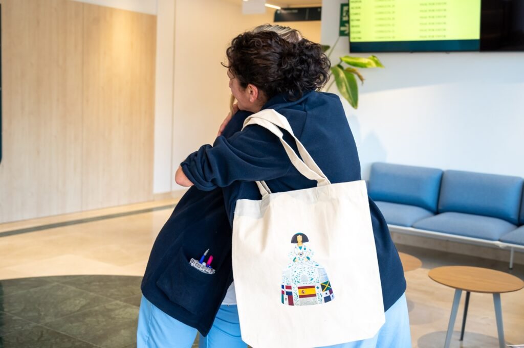 La imagen actual no tiene texto alternativo. El nombre del archivo es: Hospiten-celebra-el-Dia-Internacional-del-Abrazo-como-una-invitacion-a-cuidar-conectar-y-compartir.jpg