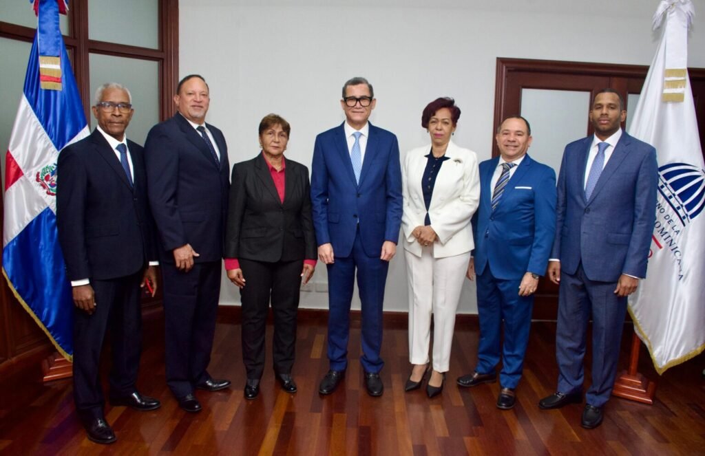La imagen actual no tiene texto alternativo. El nombre del archivo es: Eddy-Olivares-Ortega-ministro-de-Trabajo-juramenta-nuevos-viceministros-y-destaca-avances-en-empleo-y-reduccion-de-la-pobreza-en-RD.jpg