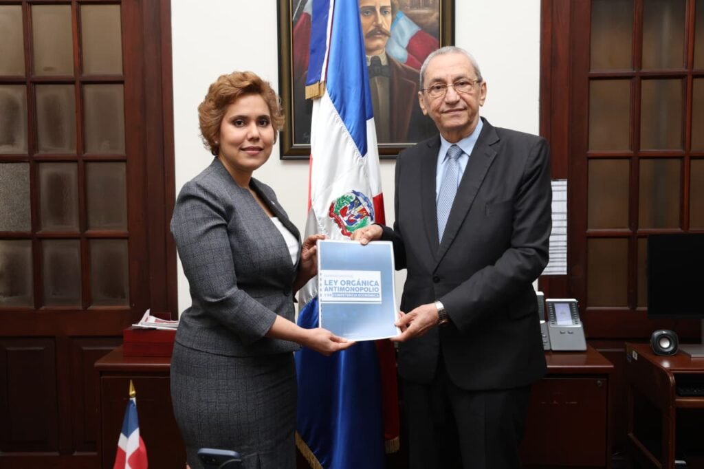 La imagen actual no tiene texto alternativo. El nombre del archivo es: Maria-Elena-Vasquez-Taveras-entrega-el-proyecto-a-Jorge-Subero-Isa.jpg