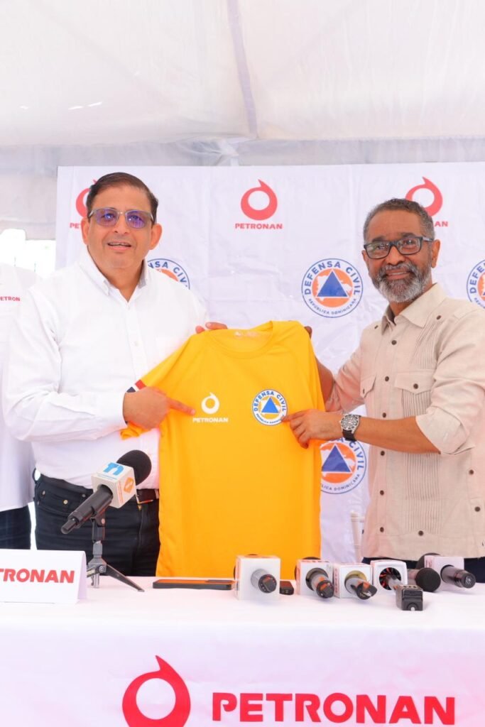 La imagen actual no tiene texto alternativo. El nombre del archivo es: Defensa-Civil-recibe-3000-t-shirts-de-Petronan-para-operativo-Semana-Santa-2026.jpeg