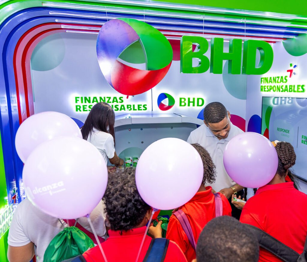 La imagen actual no tiene texto alternativo. El nombre del archivo es: Ninos-visitan-el-stand.jpg