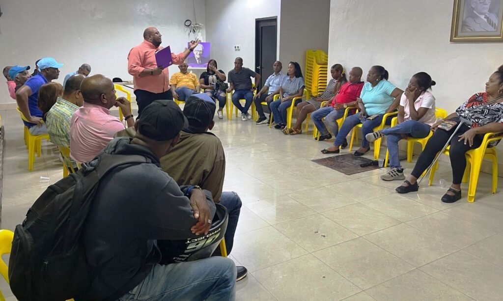 La imagen actual no tiene texto alternativo. El nombre del archivo es: PLD-se-reune-con-los-Comunitarios-de-la-CE-3-del-DN.jpg