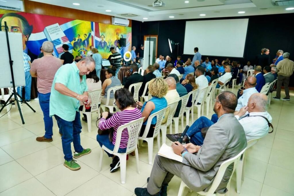 La imagen actual no tiene texto alternativo. El nombre del archivo es: Dirigentes-de-Fuerza-del-Pueblo-acuden-al-proceso-cedulacion.jpg