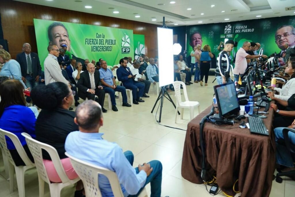 La imagen actual no tiene texto alternativo. El nombre del archivo es: Dirigentes-de-Fuerza-del-Pueblo-acuden-proceso-de-cedulacion.jpg